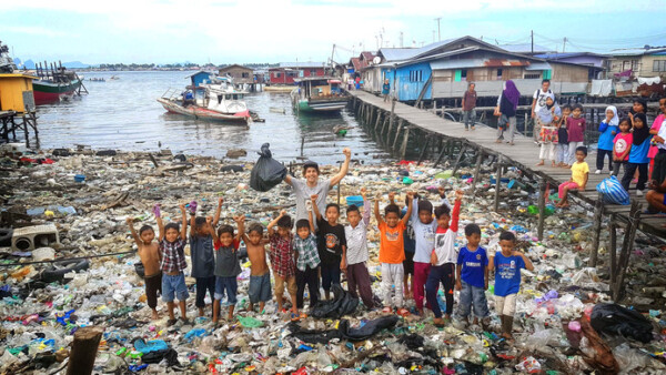 Gillende meisjes voor Tijmen die afval opruimt in Azië