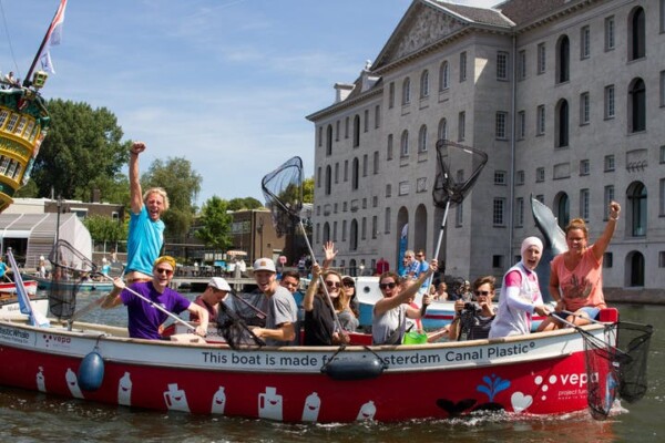 Trash Hero clean up #7 joining the Plastic Whale PRIDE plastic fishing